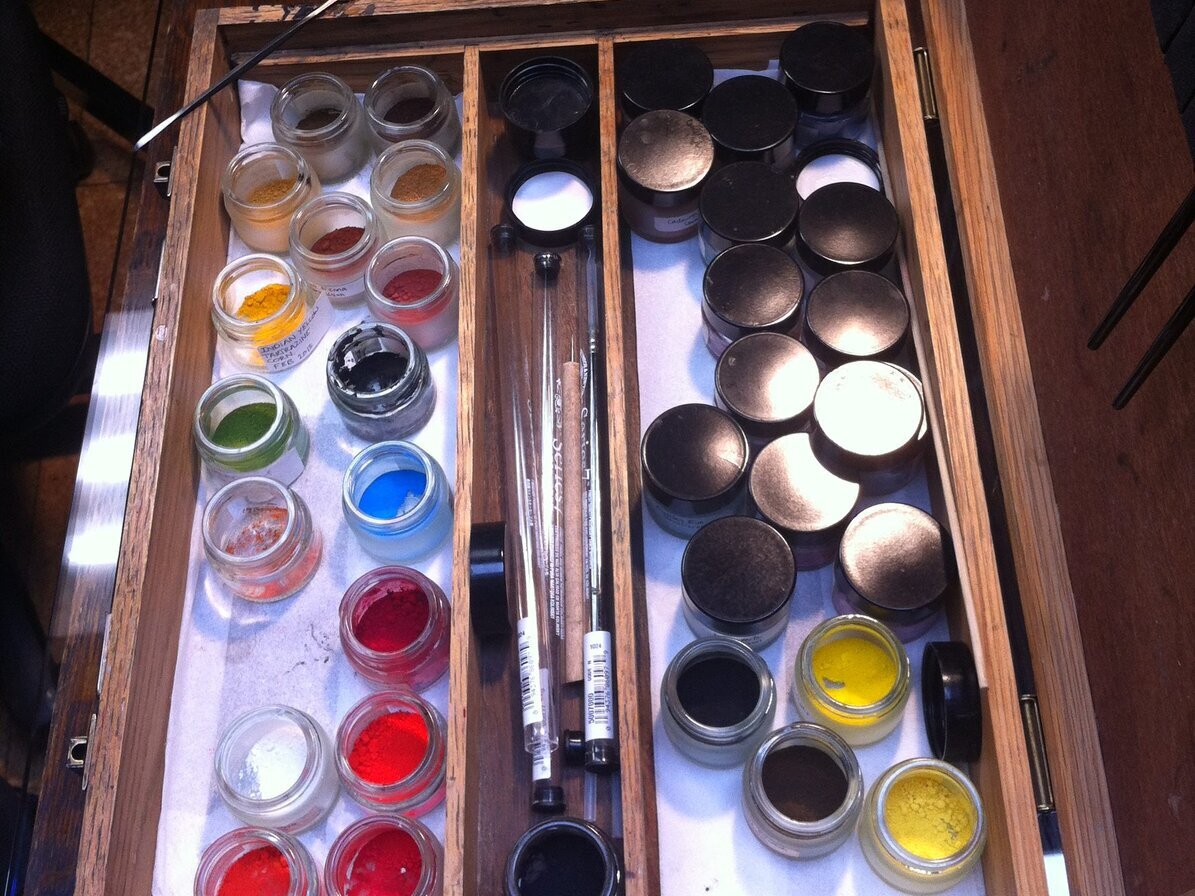 Retouching tools and pigment palette